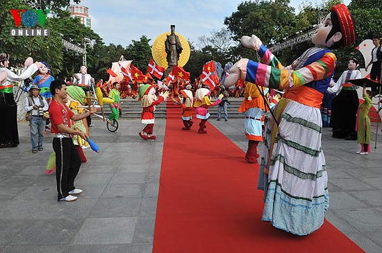Lễ hội đường phố rực rỡ săc màu được tổ chức tại vườn hoa Lý Thái Tổ.
